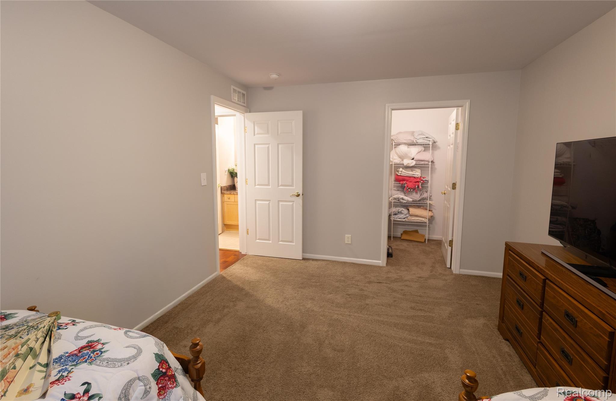 3581 Oakmonte Boulevard Rochester, MI 48306 - Photo 8 of 34