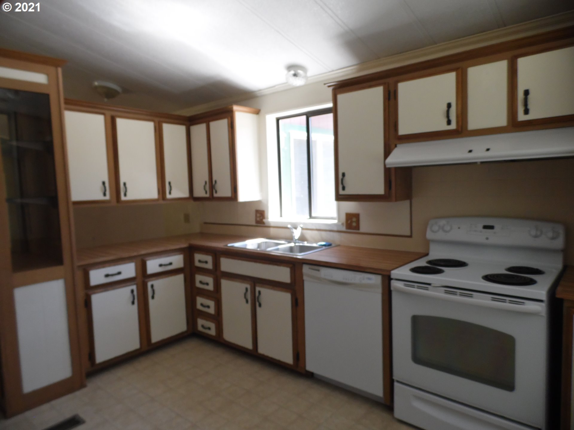 1003 Evergreen Ridge Road Riddle, OR 97469 - Photo 3 of 24 a kitchen that has a sink and a stove