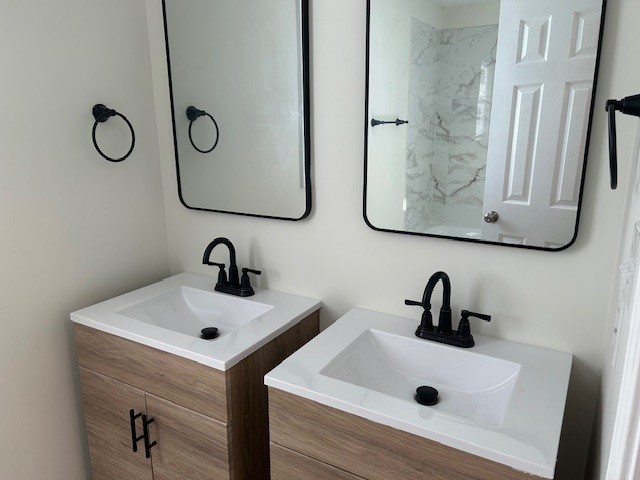 3403 Chaney Lane Clarksville, TN 37042 - Photo 13 of 28 a bathroom with a sink and mirror