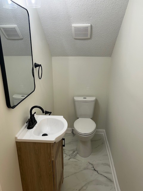 3403 Chaney Lane Clarksville, TN 37042 - Photo 10 of 28 a bathroom with a toilet sink and mirror