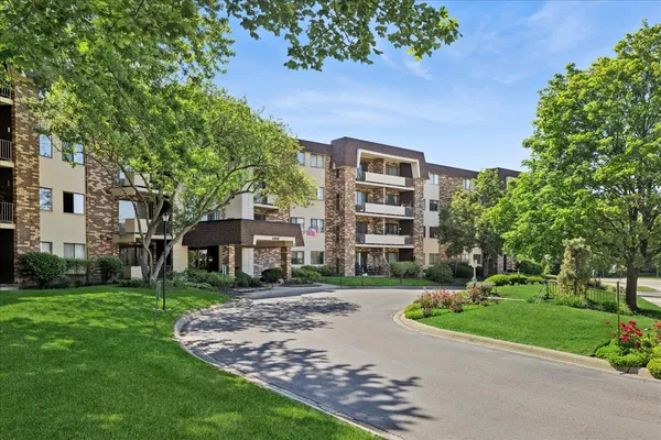 $229,000 | 3350 North Carriageway Drive, Unit 303, Arlington Heights, IL 60004