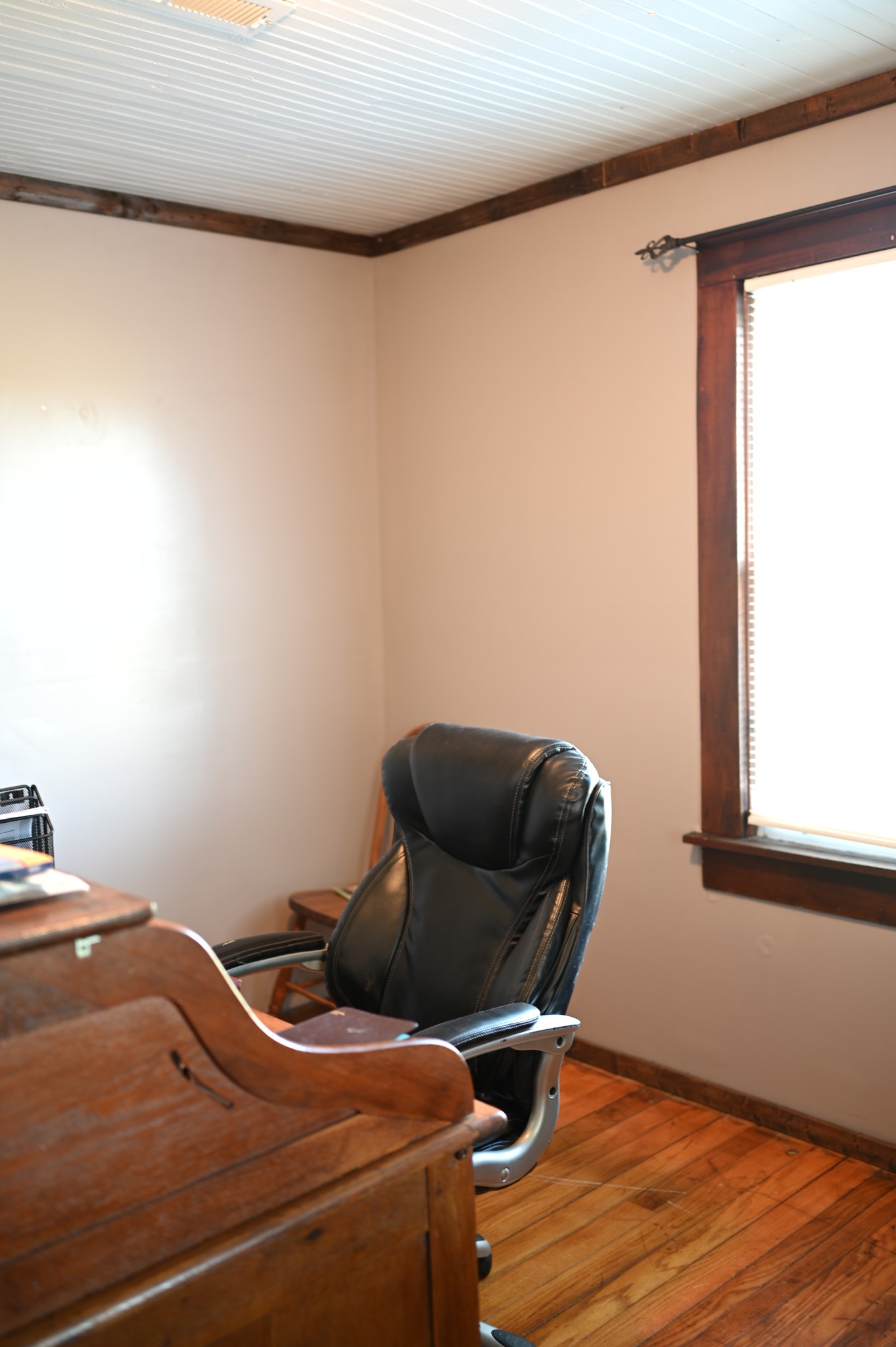 10996 Shelbyville Road Morrison, TN 37357 - Photo 21 of 26 a room with a chair and wooden floor