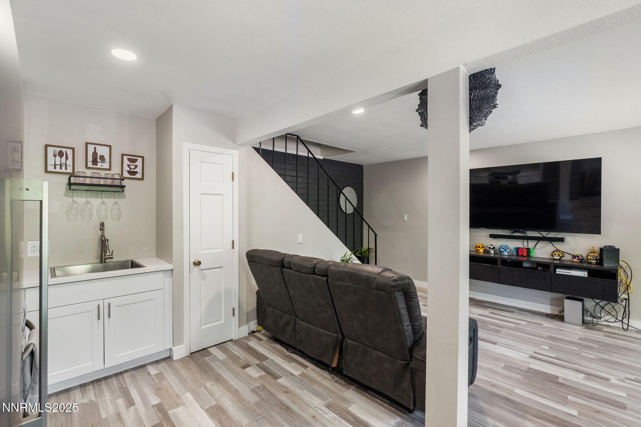 940 Jamaica Avenue, Unit 3 Reno, NV 89502 - Photo 10 of 29 a living room with furniture and a flat screen tv