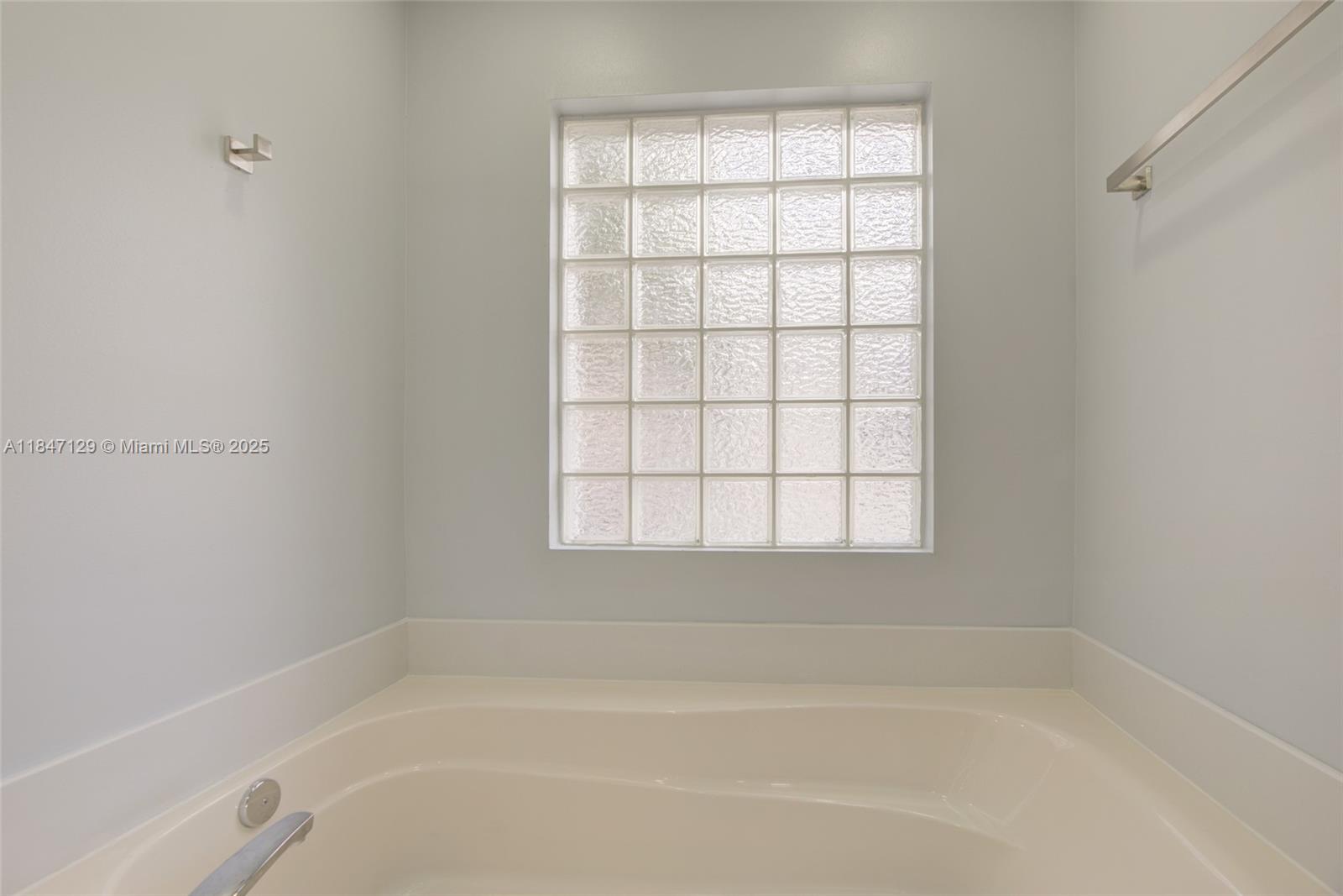 6073 Spring Isles Boulevard Lake Worth, FL 33463 - Photo 33 of 51 a bathroom with a bathtub