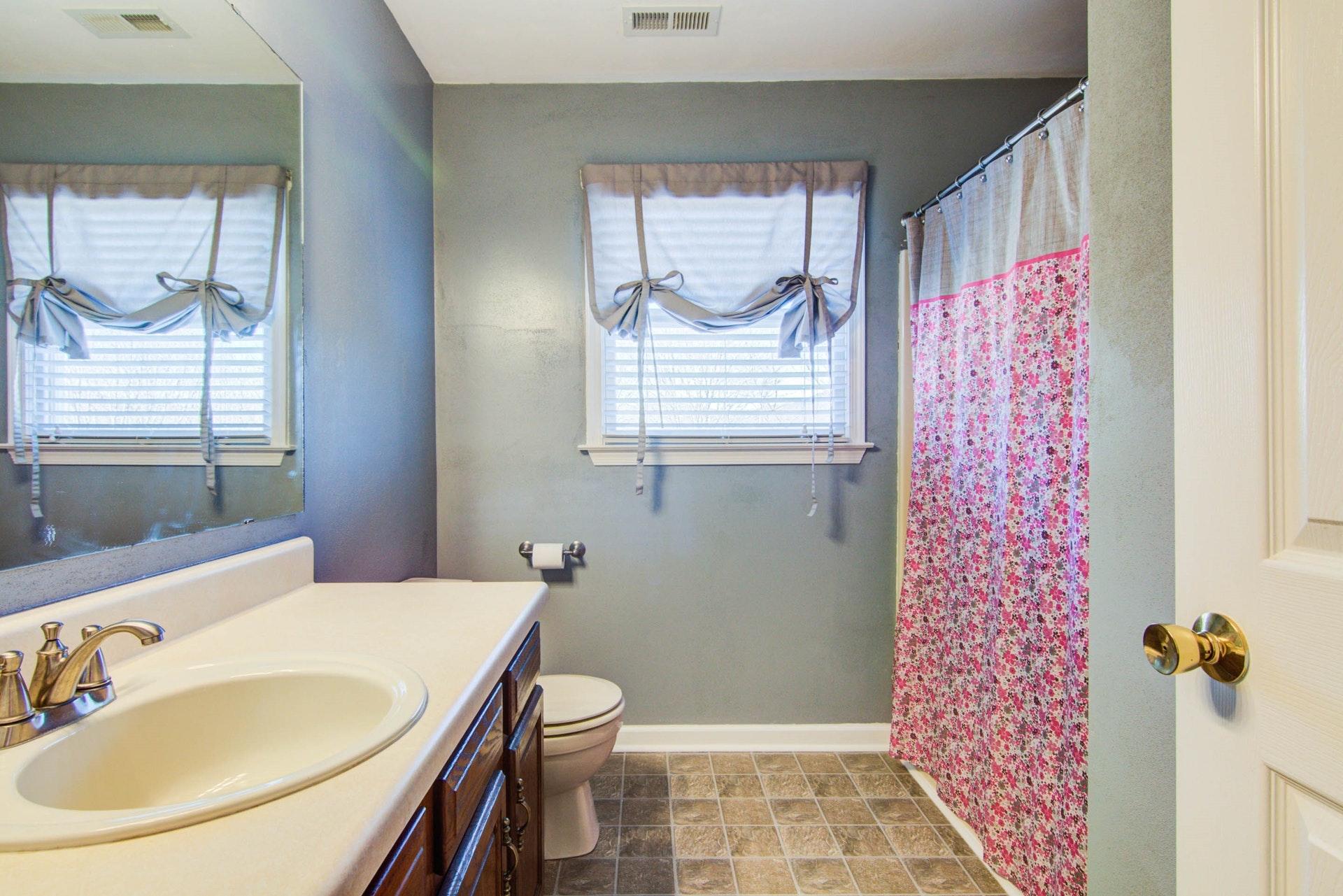 627 Stayman Road Roanoke, VA 24019 - Photo 23 of 35 2nd Level Hall Bath