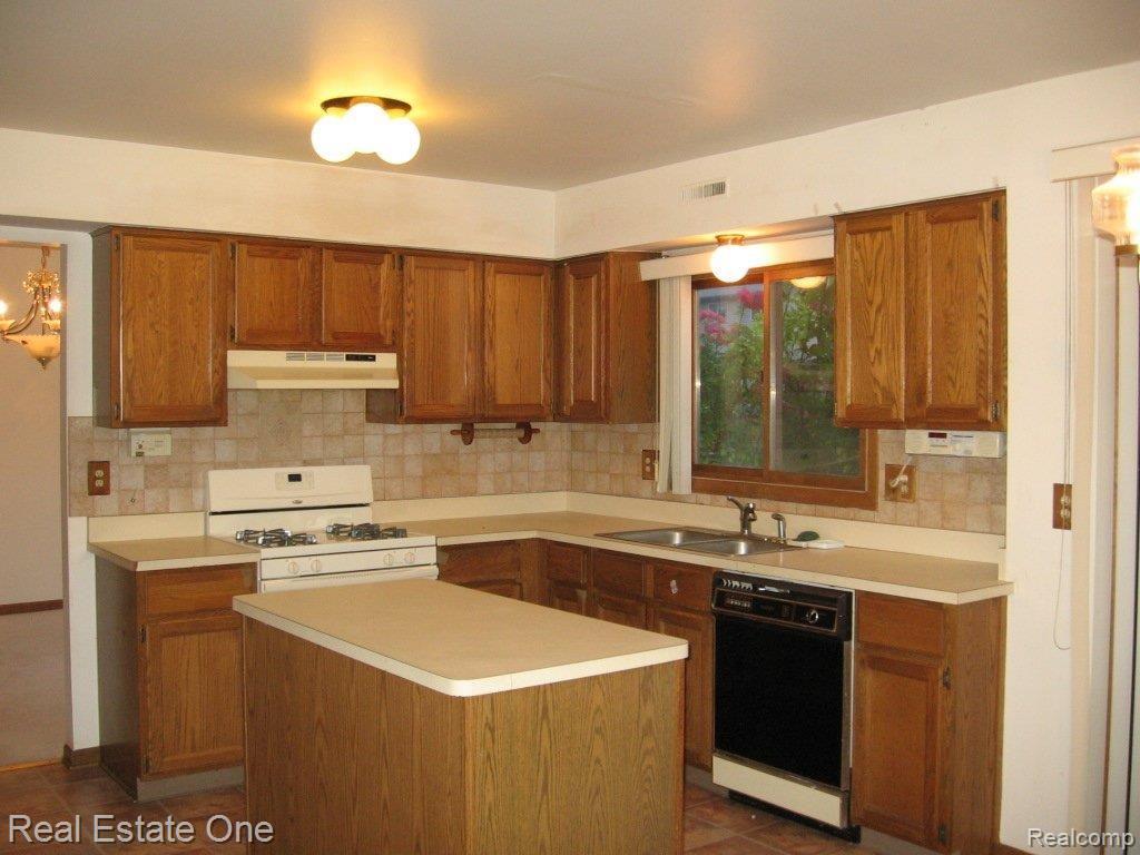 3139 Baypoint Drive Rochester, MI 48309 - Photo 5 of 11 Kitchen
