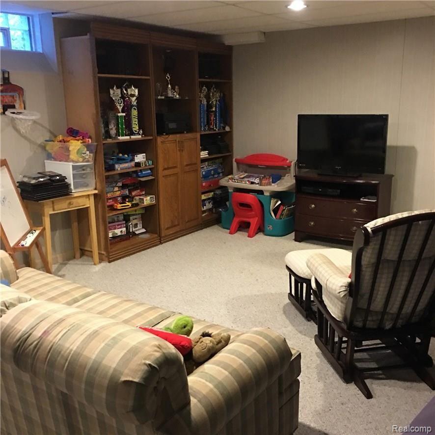 1974 Edgemont Court Rochester, MI 48306 - Photo 18 of 21 -156.jpg