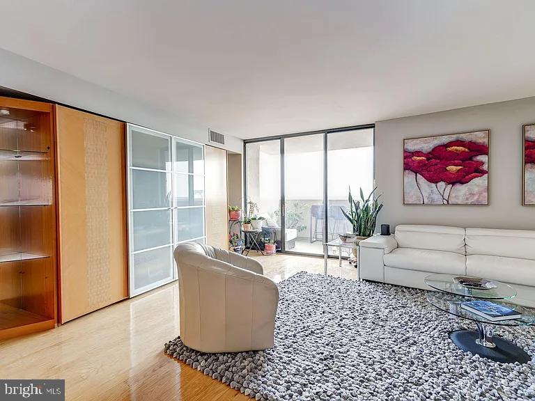 1101 South Arlington Ridge Road, Unit 913 Arlington, VA 22202 - Photo 2 of 39