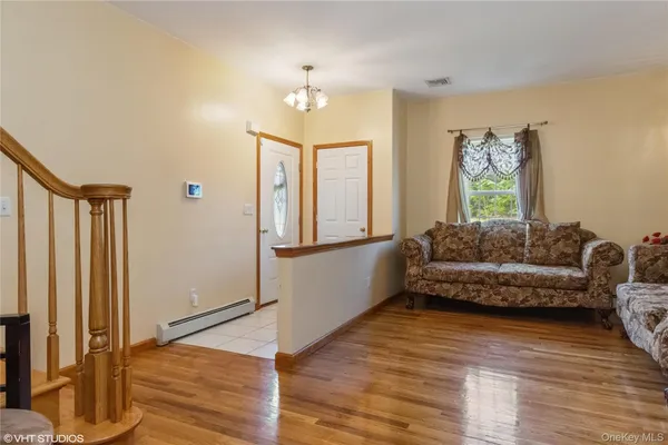 $895,000 | 10 Willys Court, Rock Tavern, NY 12575