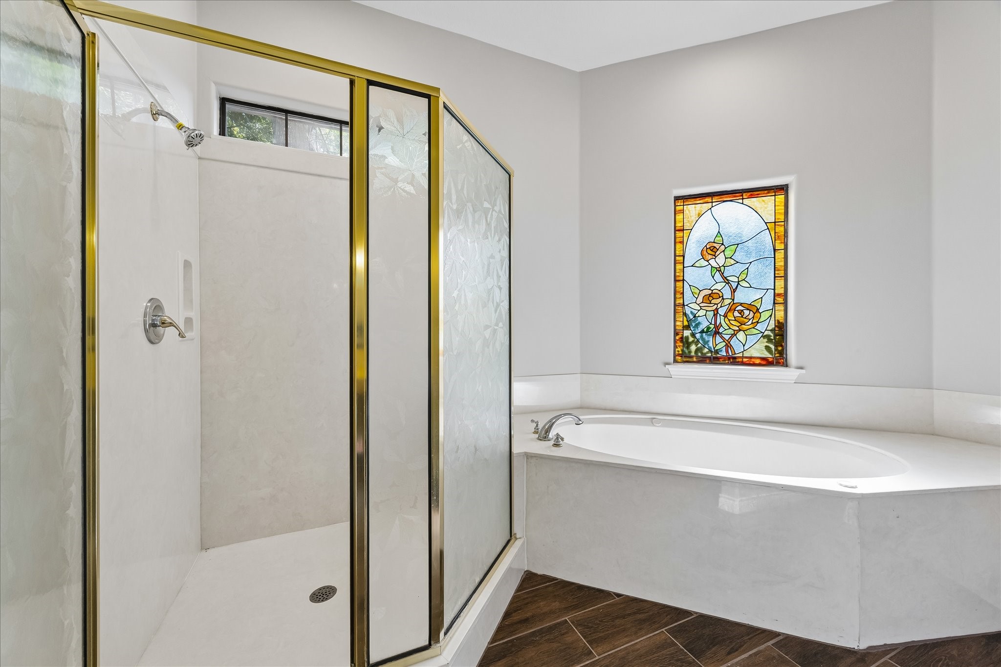 424 Nursery Road Spring, TX 77380 - Photo 8 of 16 Spacious primary bathroom with separate shower and deep tub.