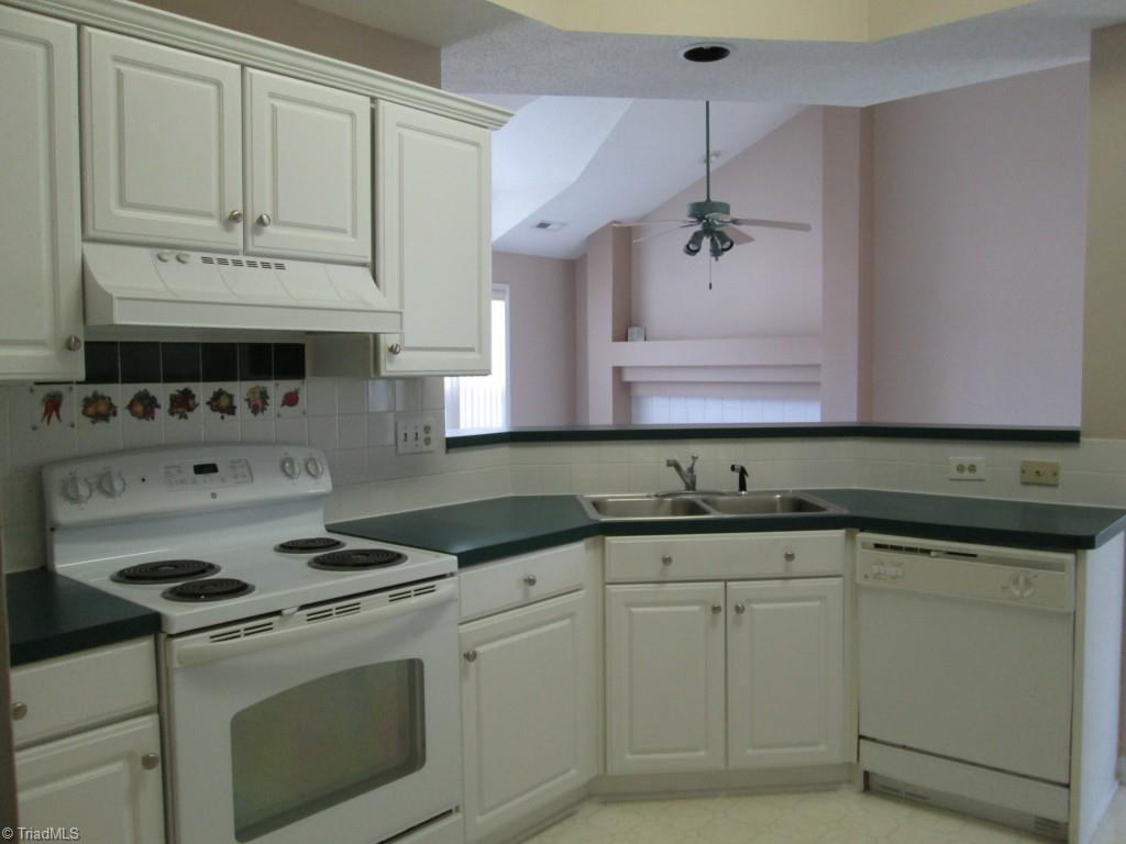4220 Beacon Ridge Drive High Point, NC 27265 - Photo 4 of 18 Gallery Image 4