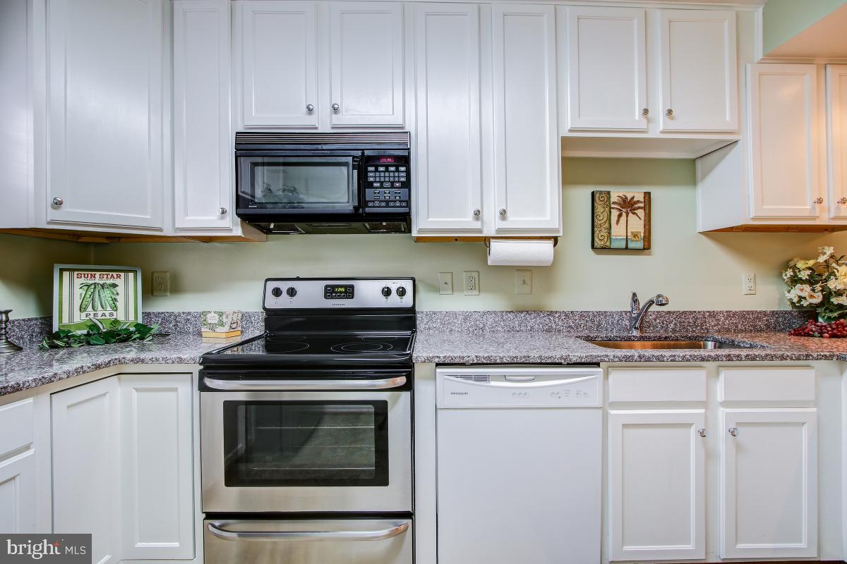 402 Ridgepoint Place, Unit 16 Gaithersburg, MD 20878 - Photo 10 of 33 Kitchen