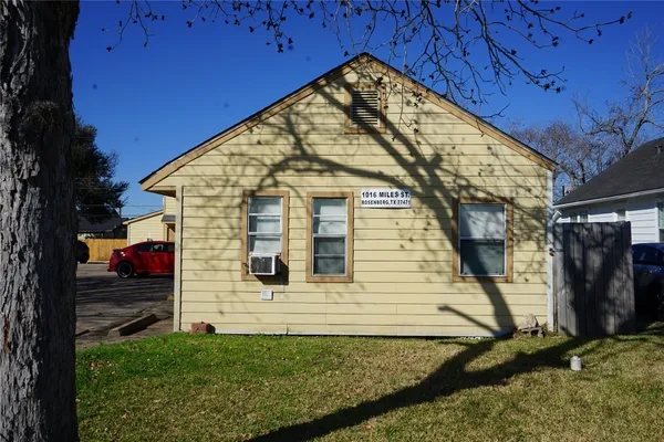 a view of a yard in front of a house