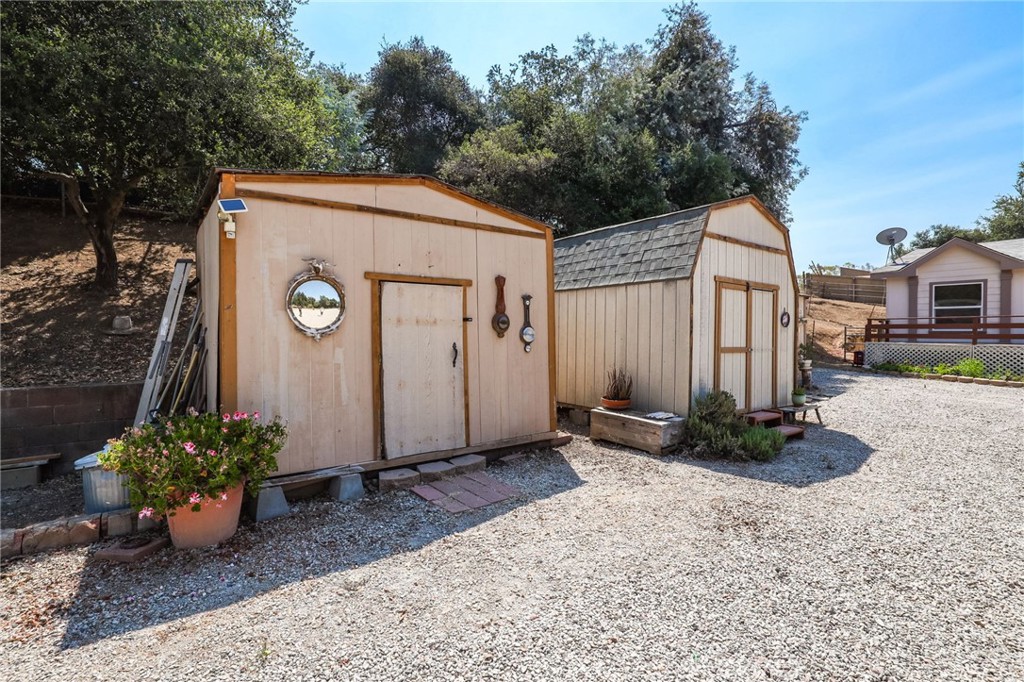 10880 Fox Springs Road Fallbrook, CA 92028 - Photo 33 of 39 a view of a house with backyard and garden