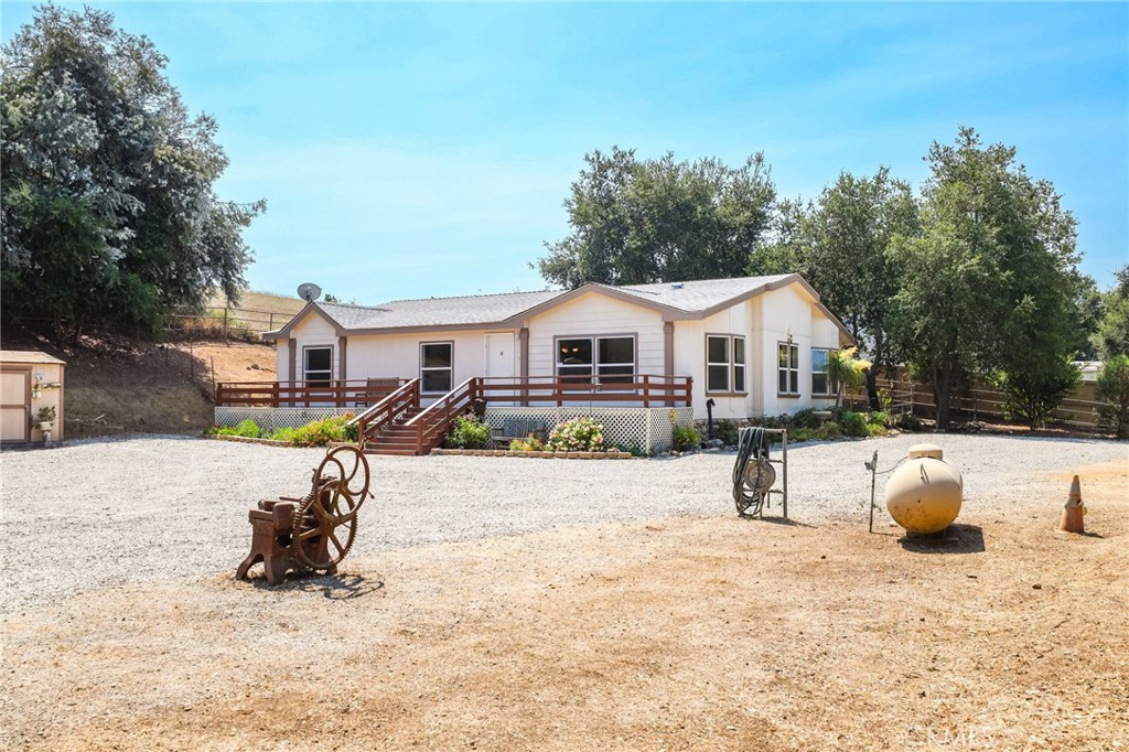 10880 Fox Springs Road Fallbrook, CA 92028 - Photo 39 of 39 a view of a house with yard and sitting area