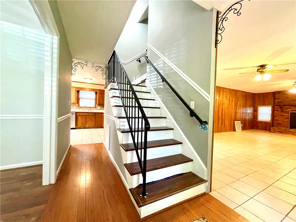 318 Hillandale Road Liberty, SC 29657 - Photo 3 of 48 Foyer