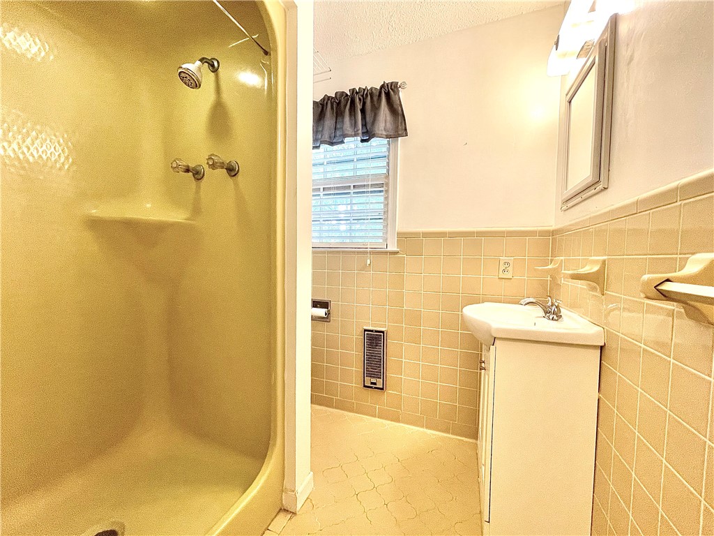 318 Hillandale Road Liberty, SC 29657 - Photo 32 of 48 Primary Bathroom