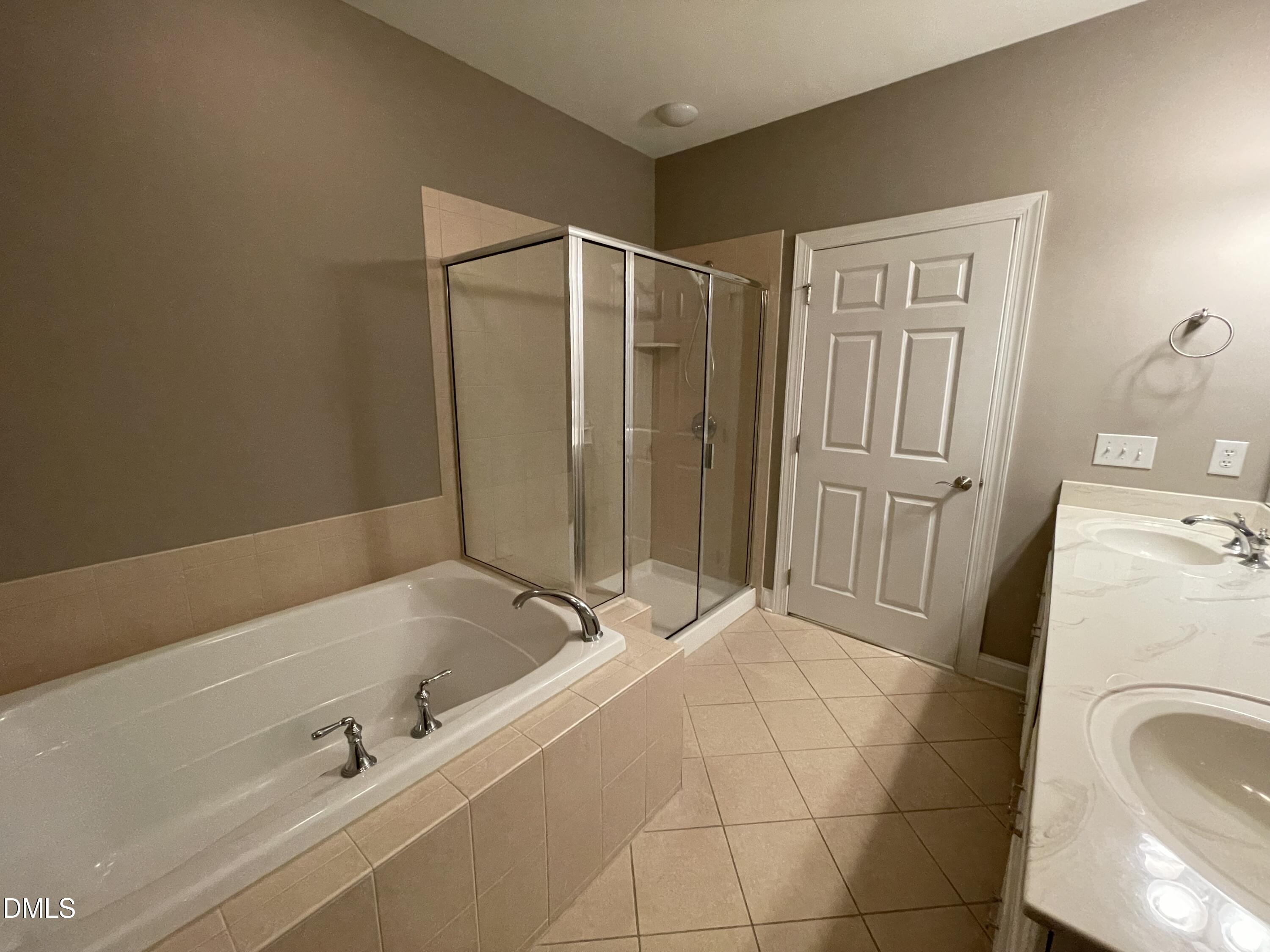 10411 Rosegate Court, Unit 3 Raleigh, NC 27617 - Photo 29 of 62 a bathroom with a bathtub and a sink