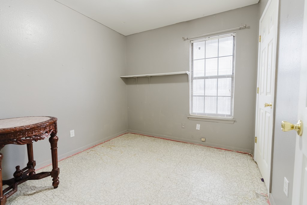 1401 Barcelona Drive Corpus Christi, TX 78416 - Photo 9 of 13 an empty room with a window
