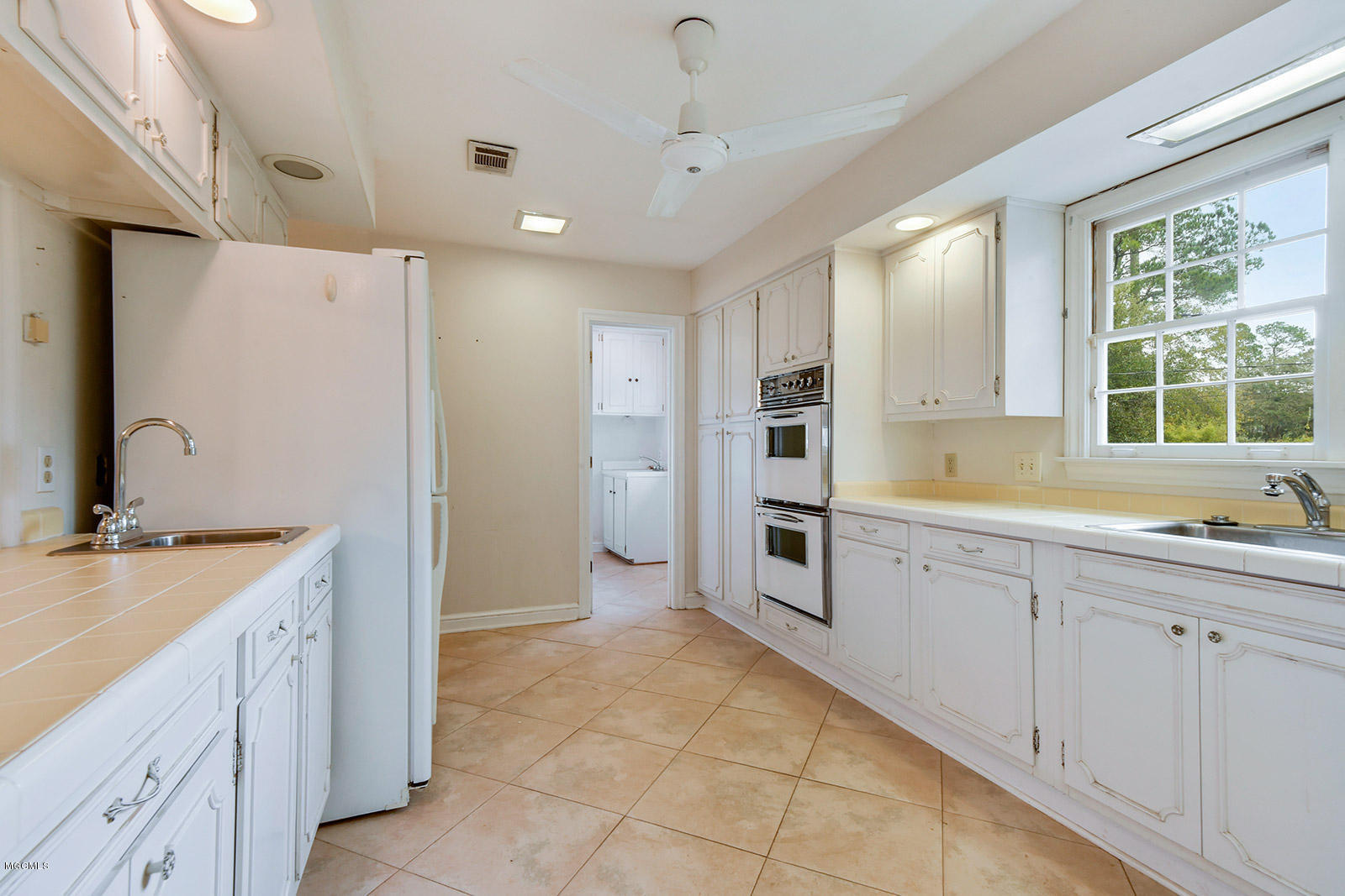 13705 Paraiso Road Ocean Springs, MS 39564 - Photo 8 of 16 Kitchen and Laundry
