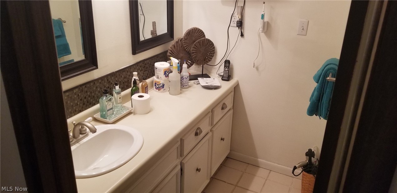 591 Griffith Road Akron, OH 44312 - Photo 20 of 32 Upper Bath