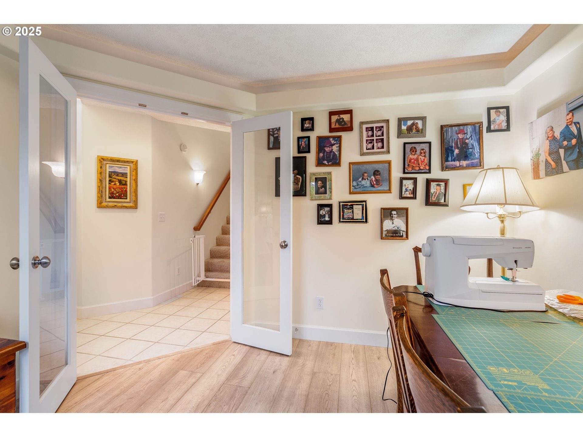 948 28th Street Hood River, OR 97031 - Photo 16 of 46 a living room with furniture and a book shelf
