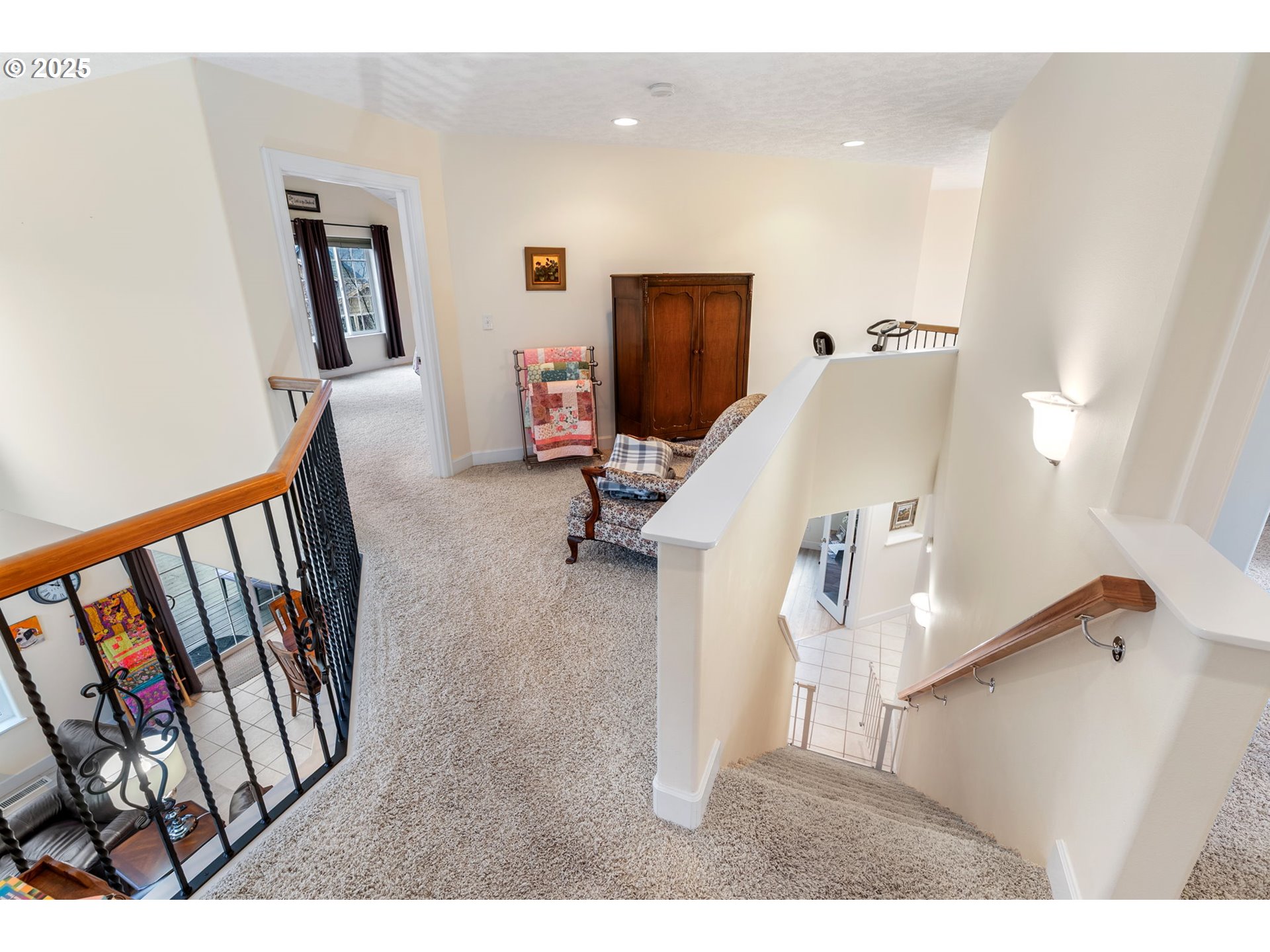948 28th Street Hood River, OR 97031 - Photo 18 of 46 a view of a hallway with workspace