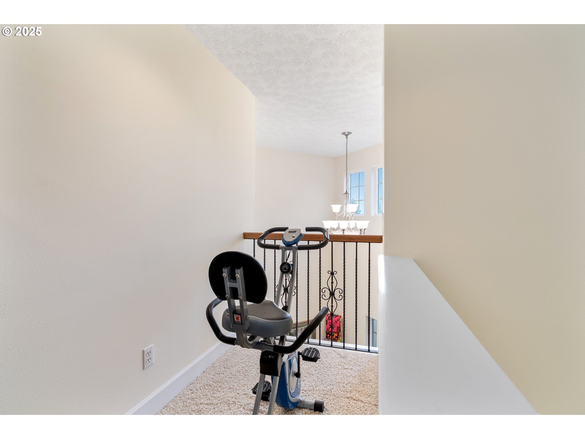 948 28th Street Hood River, OR 97031 - Photo 21 of 46 a view of entryway with elevator