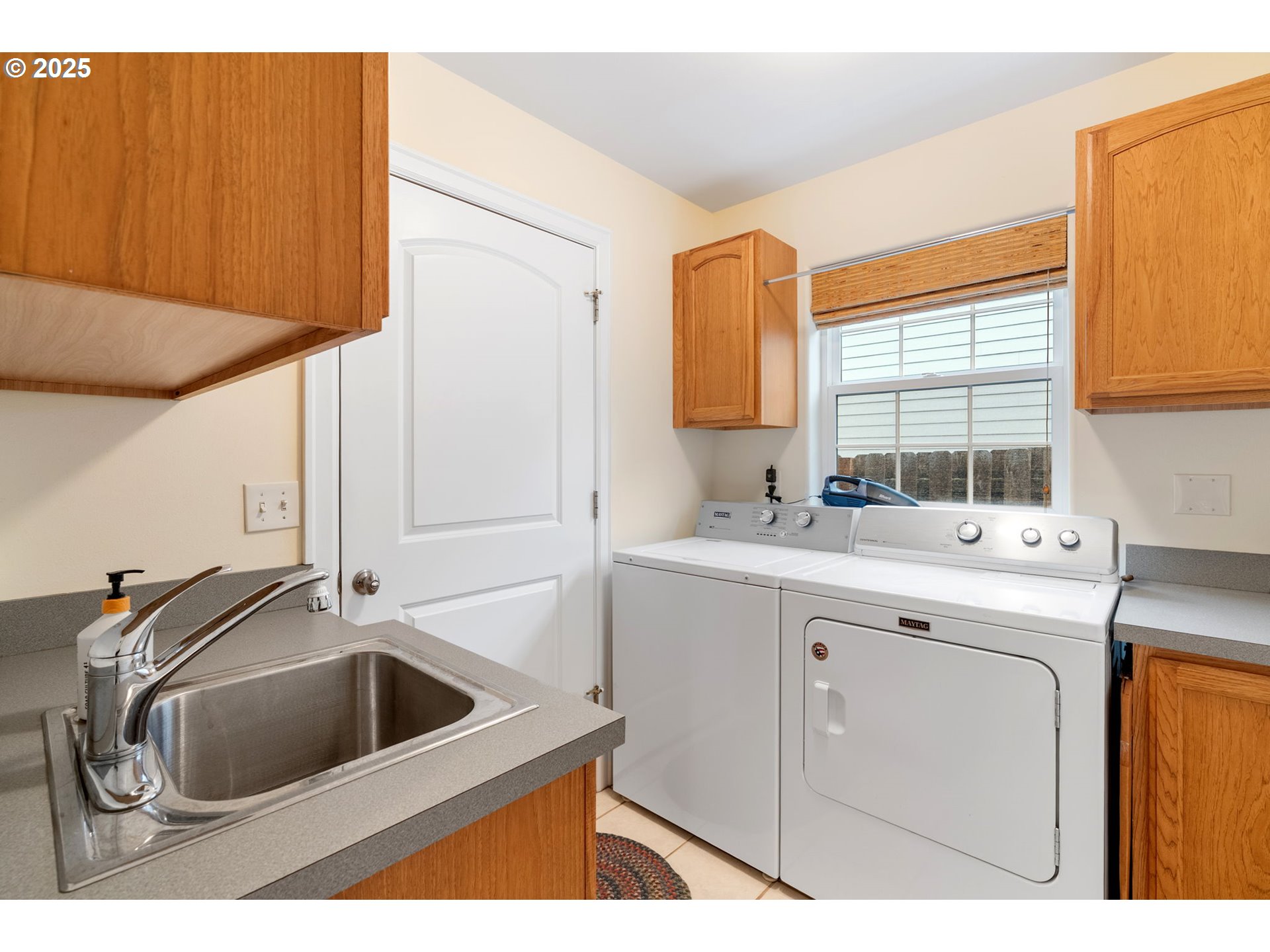 948 28th Street Hood River, OR 97031 - Photo 31 of 46 a utility room with sink dryer and washer