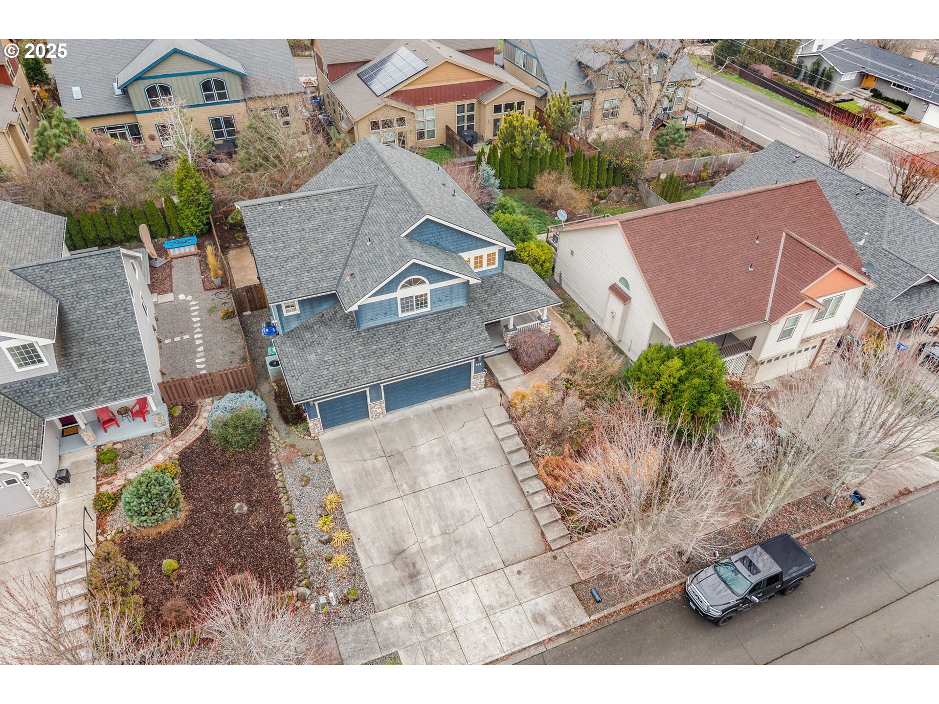 948 28th Street Hood River, OR 97031 - Photo 40 of 46 an aerial view of multiple houses with yard