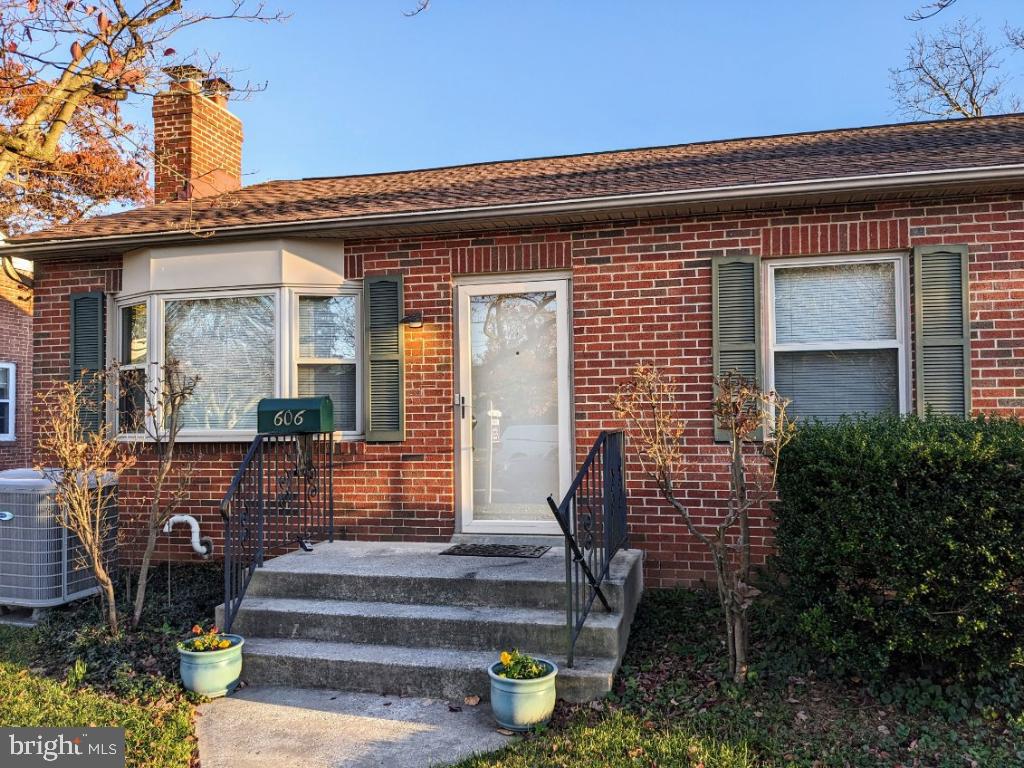 606 Biggs Avenue Frederick, MD 21702 - Photo 5 of 36