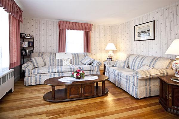 92 Thornton Road Waltham, MA 02453 - Photo 4 of 21 Gallery Image 4