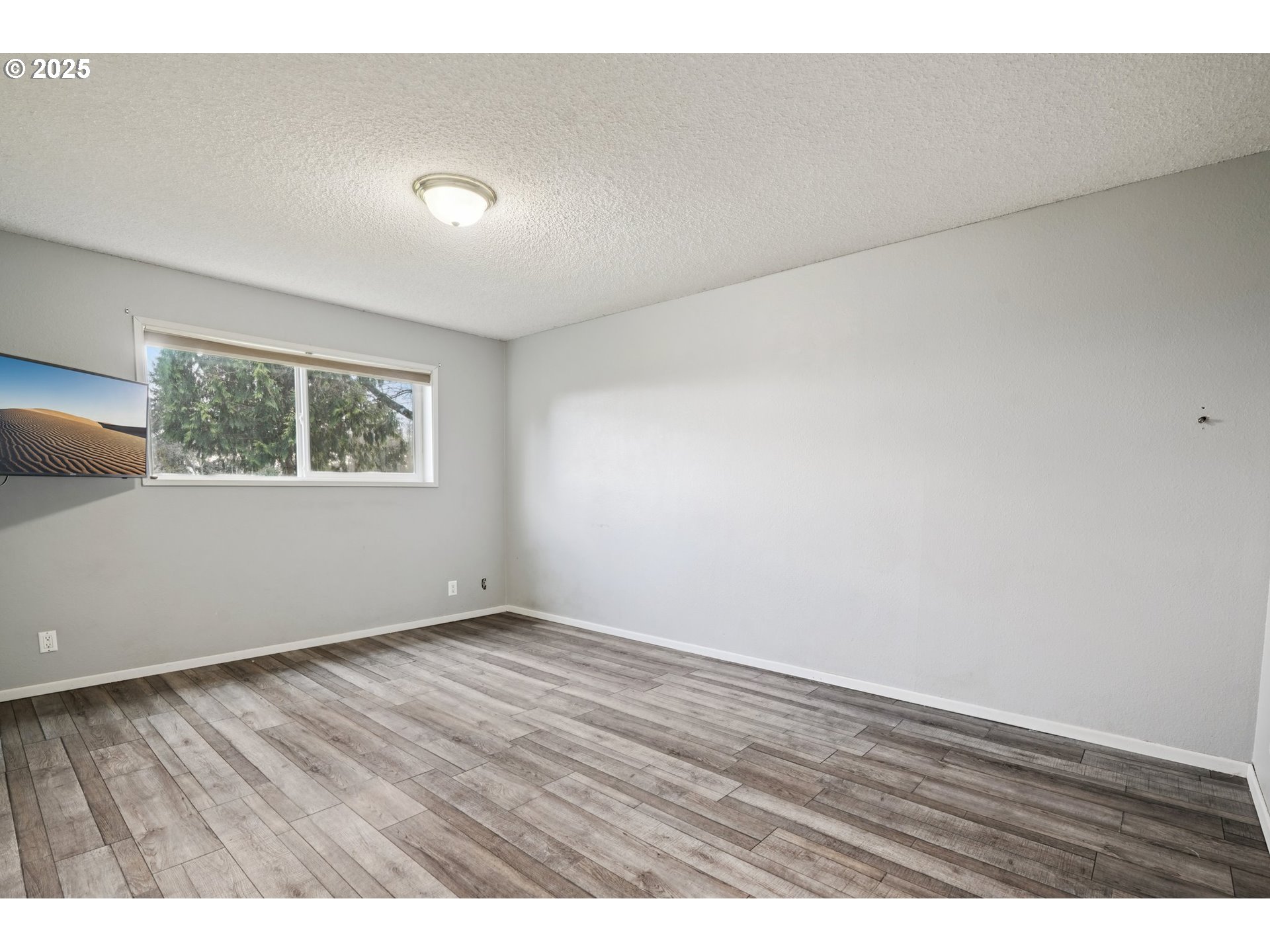 130 Stella Lane Longview, WA 98632 - Photo 33 of 41 an empty room with wooden floor and windows