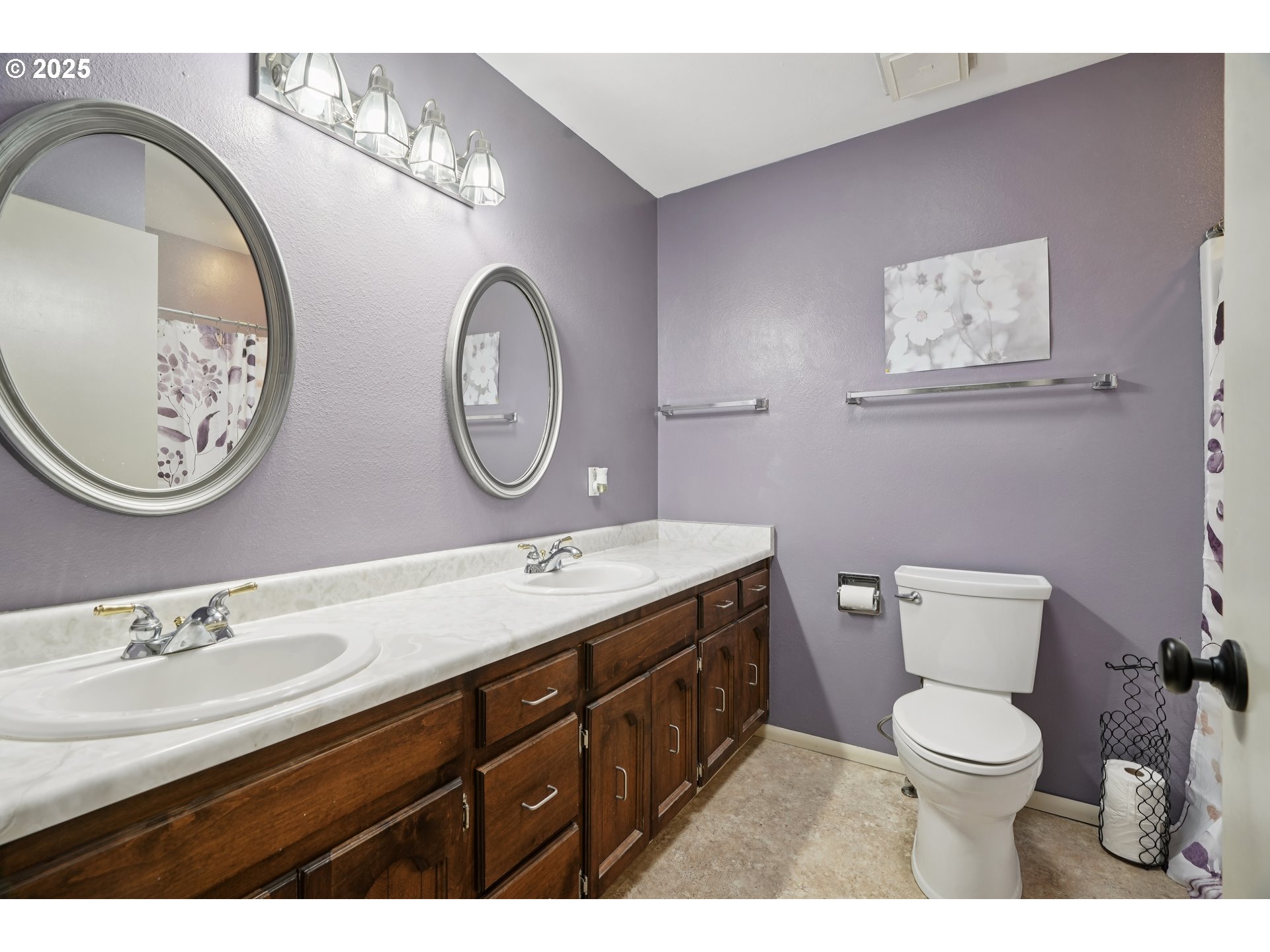 130 Stella Lane Longview, WA 98632 - Photo 8 of 41 a bathroom with a toilet a sink and a mirror