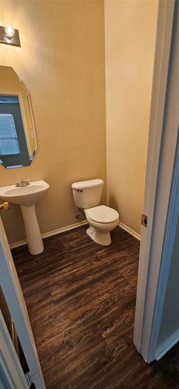 2820 Deer Ridge Drive Rockwall, TX 75032 - Photo 10 of 14 a bathroom with a toilet and a sink