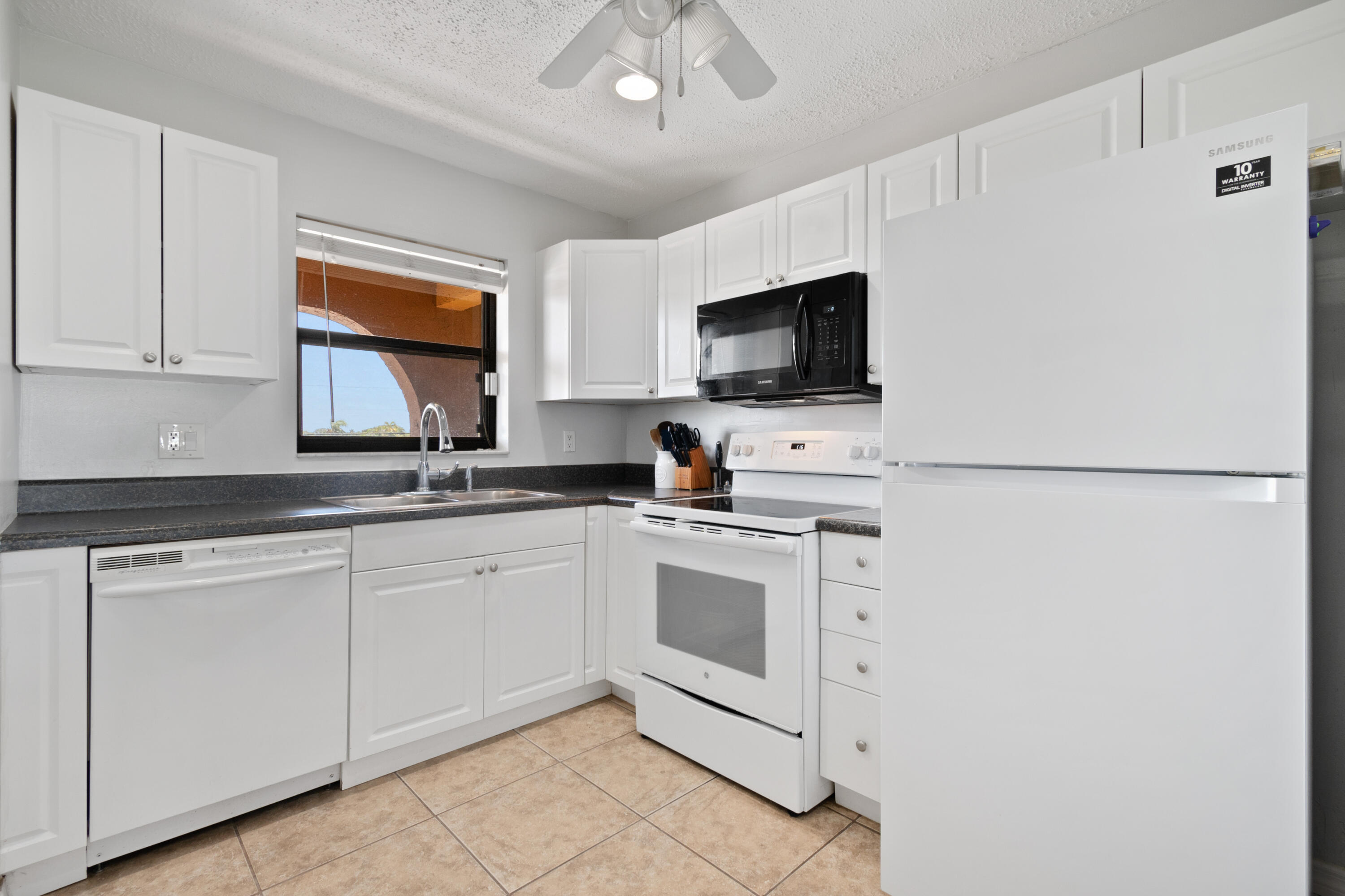 2141 Woolbright Road, Unit L207 Boynton Beach, FL 33426 - Photo 3 of 15 Kitchen