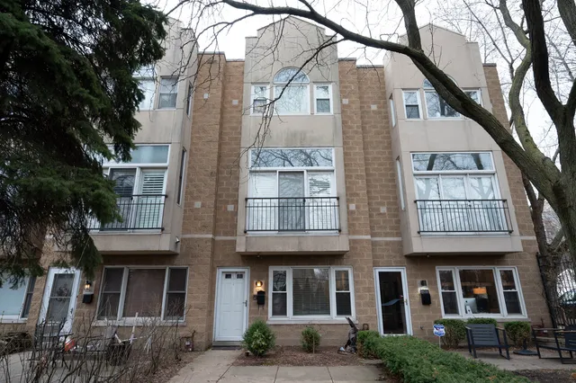 $4,750 | 1214 West School Street, Chicago, IL 60657