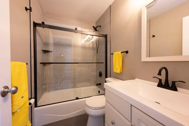 $4,750 | 1214 West School Street, Chicago, IL 60657