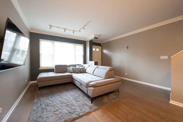 $4,750 | 1214 West School Street, Chicago, IL 60657