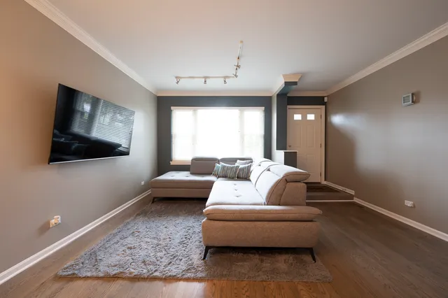 $4,750 | 1214 West School Street, Chicago, IL 60657