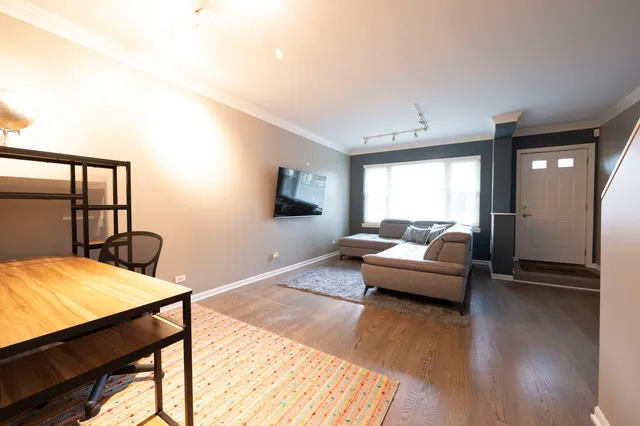 $4,750 | 1214 West School Street, Chicago, IL 60657