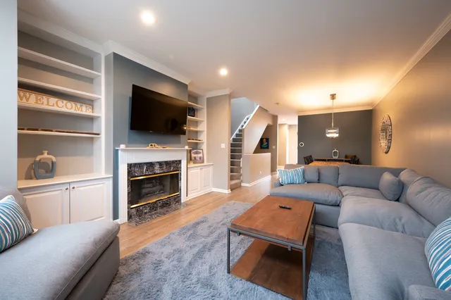 $4,750 | 1214 West School Street, Chicago, IL 60657