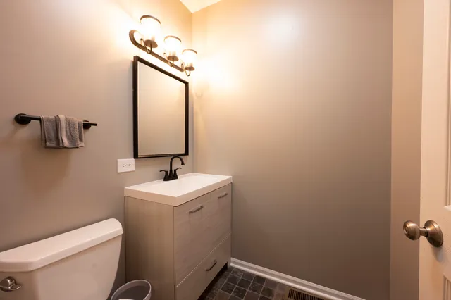 $4,750 | 1214 West School Street, Chicago, IL 60657