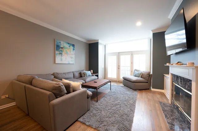 $4,750 | 1214 West School Street, Chicago, IL 60657