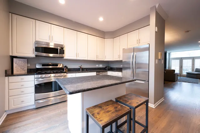 $4,750 | 1214 West School Street, Chicago, IL 60657