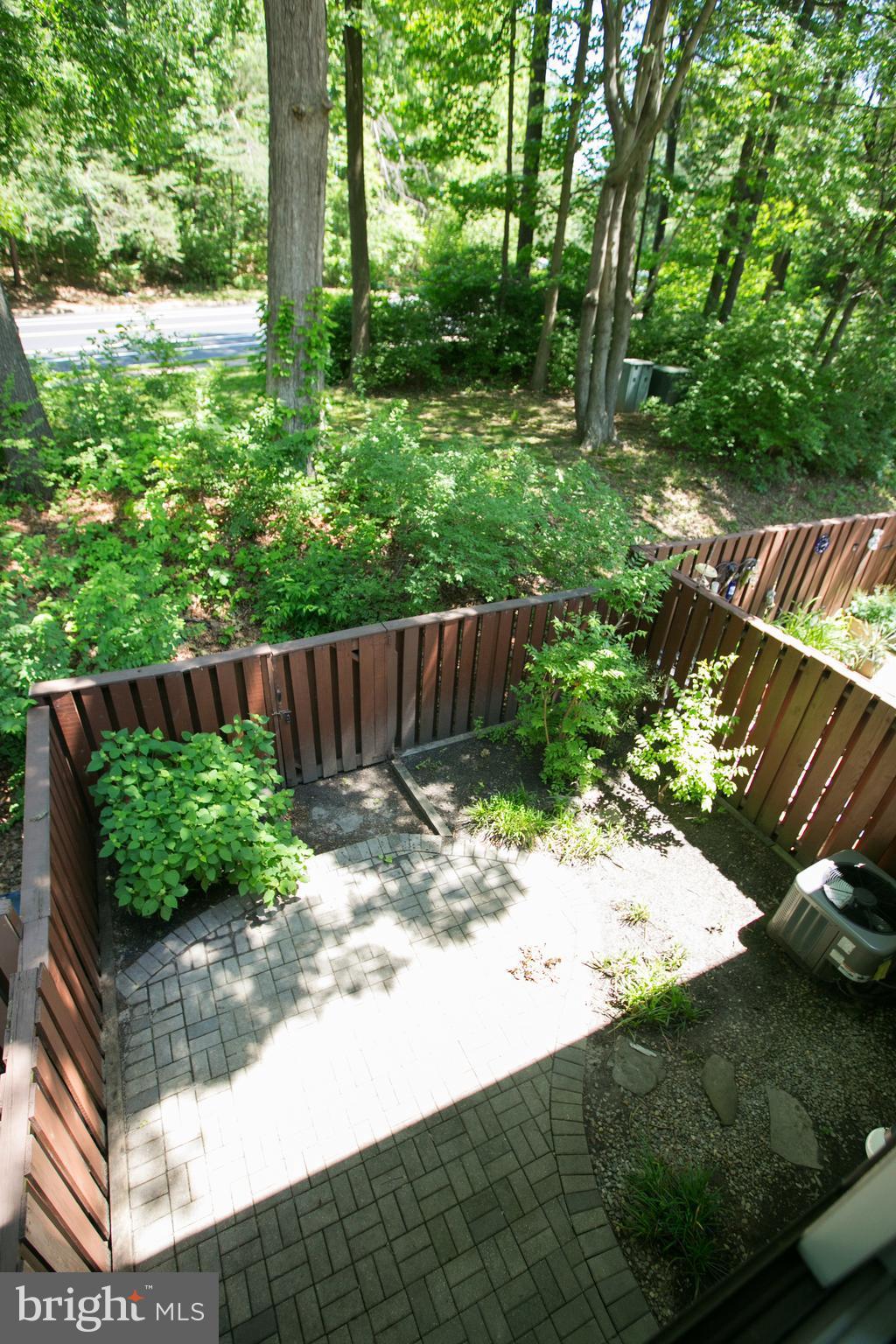 2330 Southgate Square Reston, VA 20191 - Photo 27 of 28 a view of backyard with green space