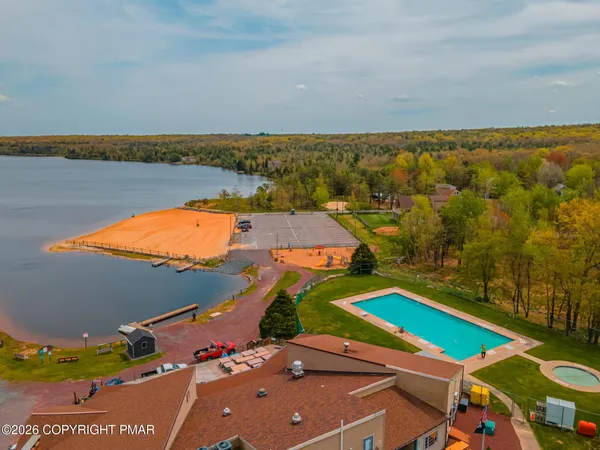 an aerial view of a tennis ground