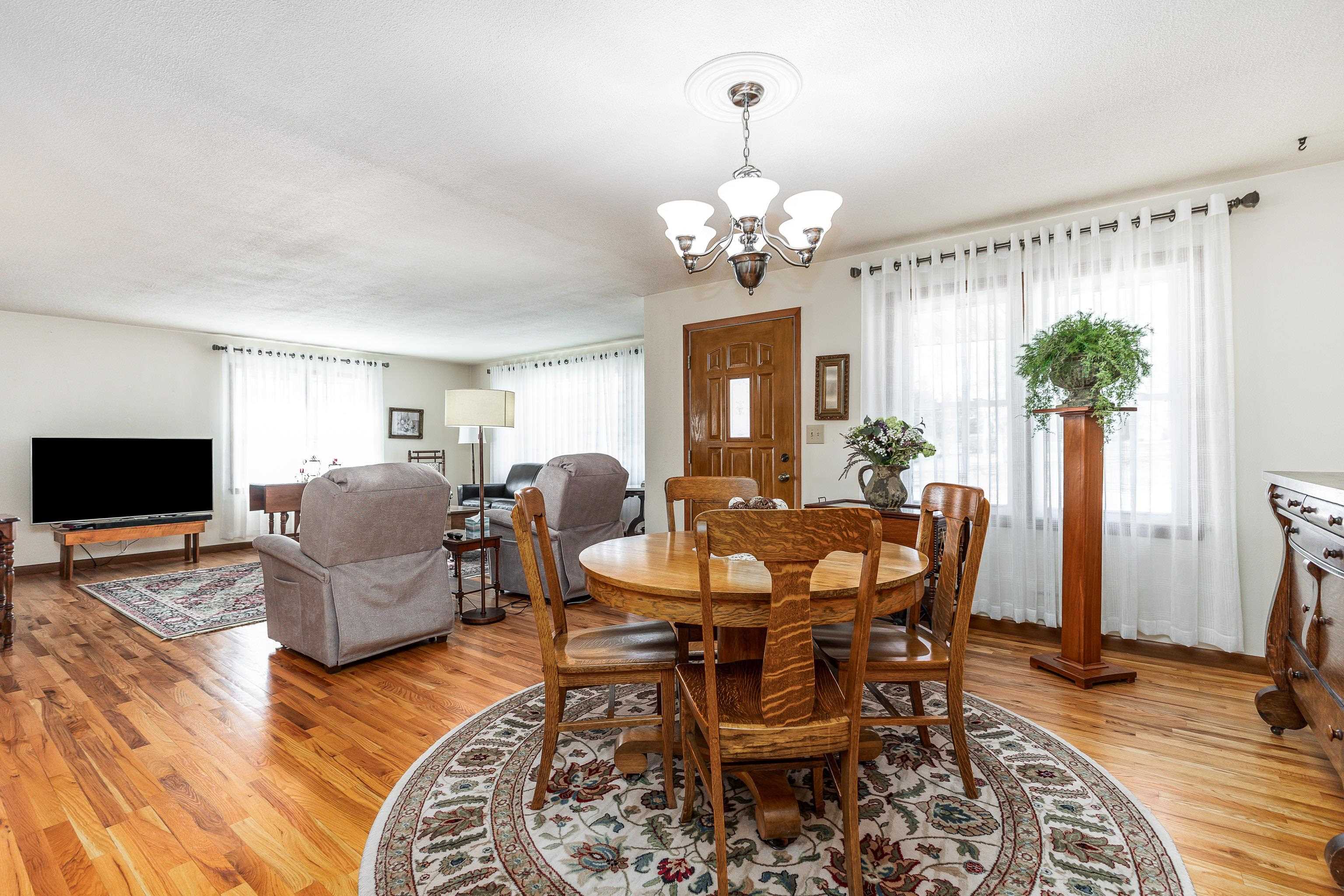 2452 Radford Road Dubuque, IA 52002 - Photo 9 of 39 Gallery Image 9