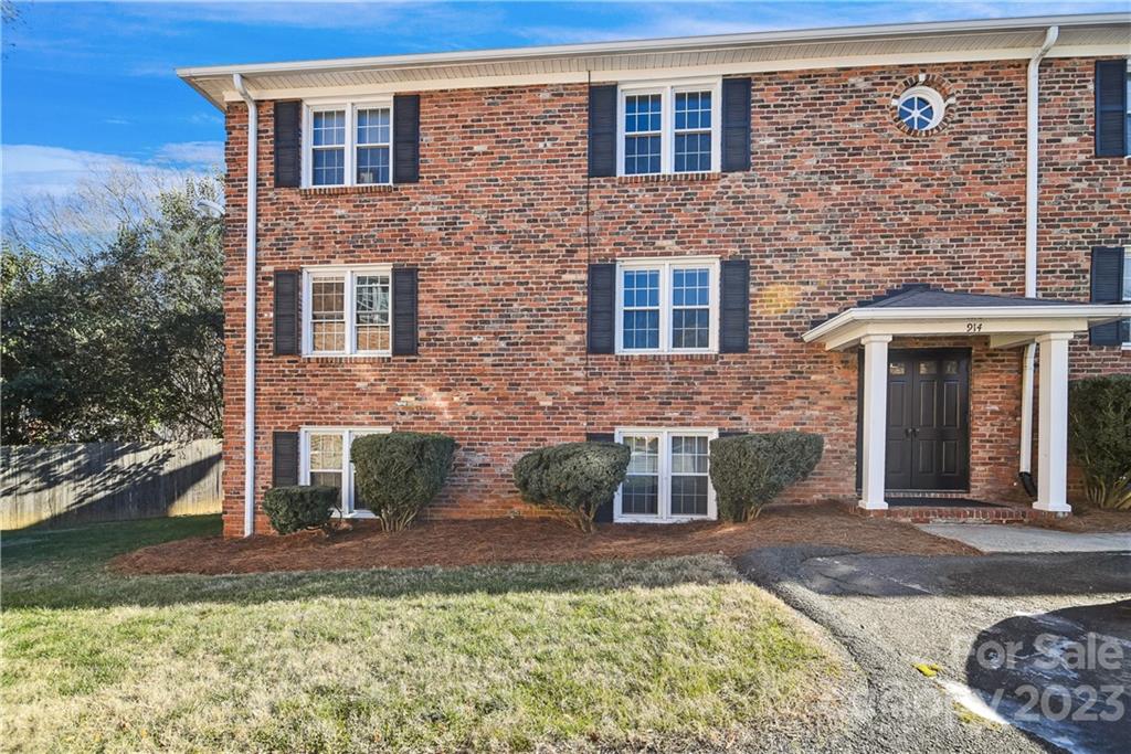 914 McAlway Road Charlotte, NC 28211 - Photo 2 of 44 a front view of a house with garden