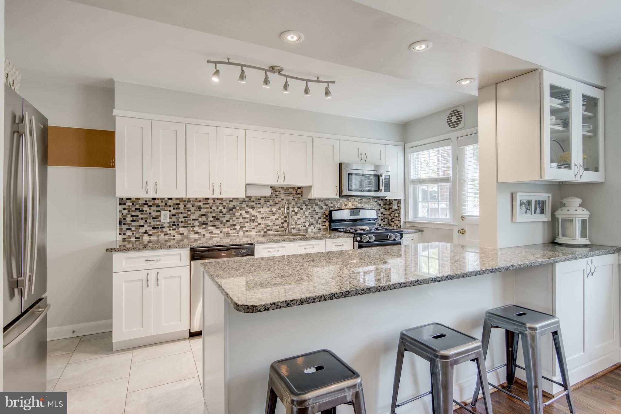 7136 Heathfield Road Baltimore, MD 21212 - Photo 12 of 44 Granite breakfast bar